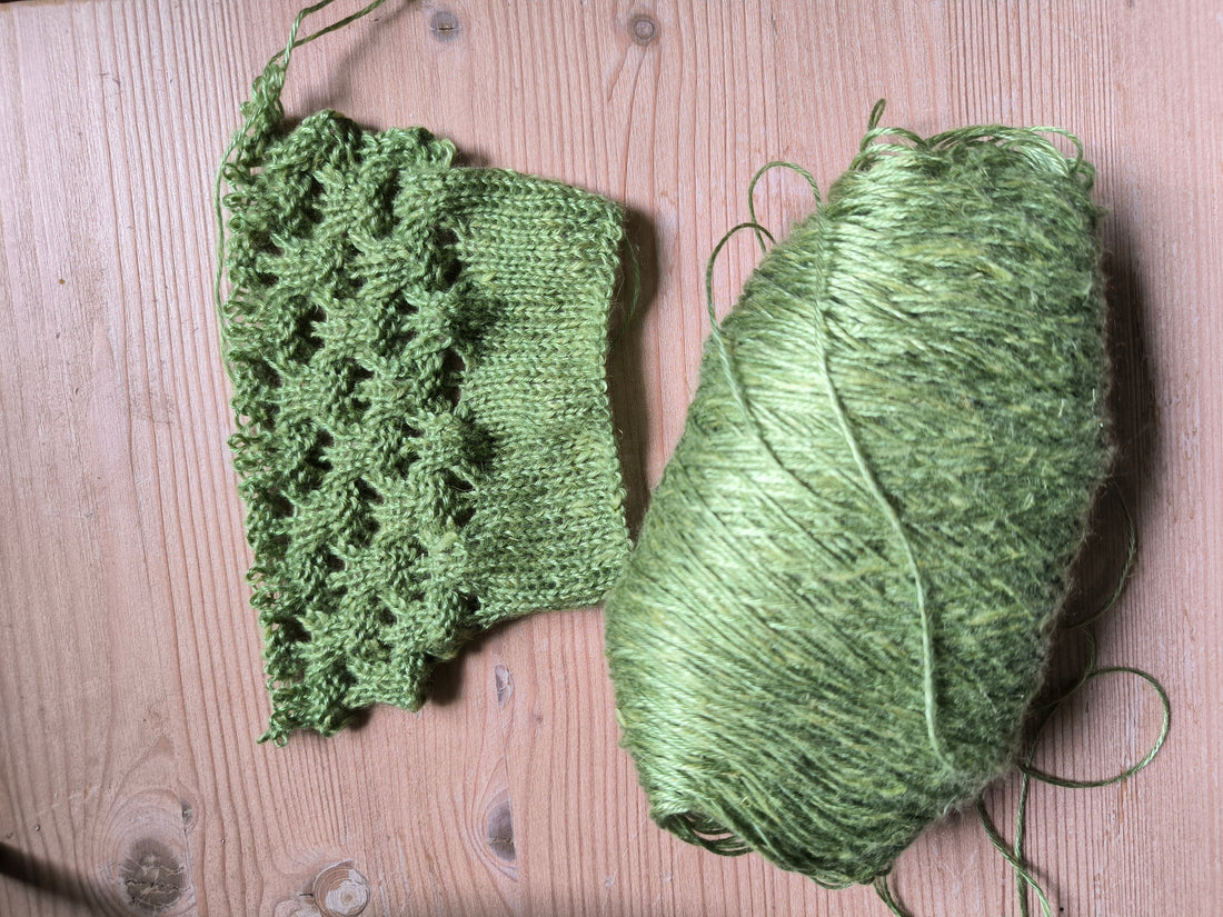 Strickprobe mit dem vegangen Garn Liebelei Farbe 2712 Blattgrün von Atelier Zitron