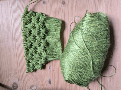 Strickprobe mit dem vegangen Garn Liebelei Farbe 2712 Blattgrün von Atelier Zitron