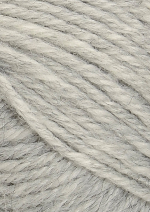 Nahaufnahme von Sandnes Garn Peer Gynt 1032 Light Grey Mottled