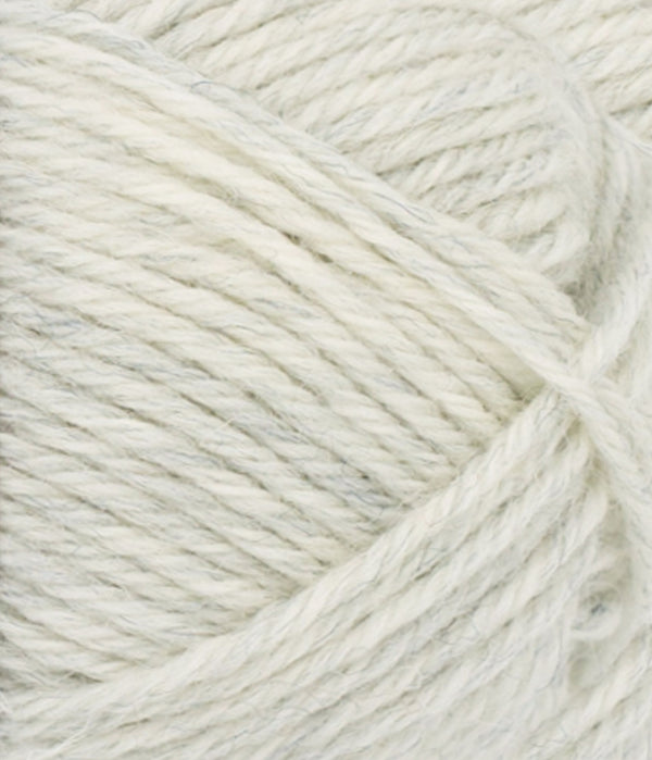 Nahaufnahme von Sandnes Garn Peer Gynt by PetiteKnit 1021 Ash Melange