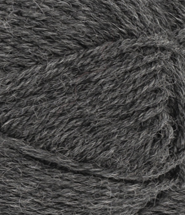 Nahaufnahme von Sandnes Garn Peer Gynt by PetiteKnit 1065 Charcoal Melange