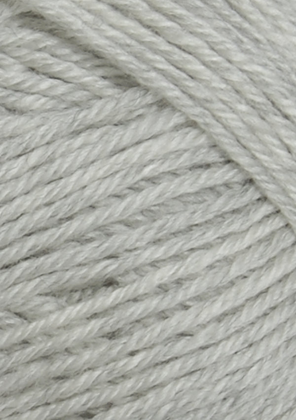 Nahaufnahme von Sandnes Garn Babyull Lanett 1022 Light Grey Melange