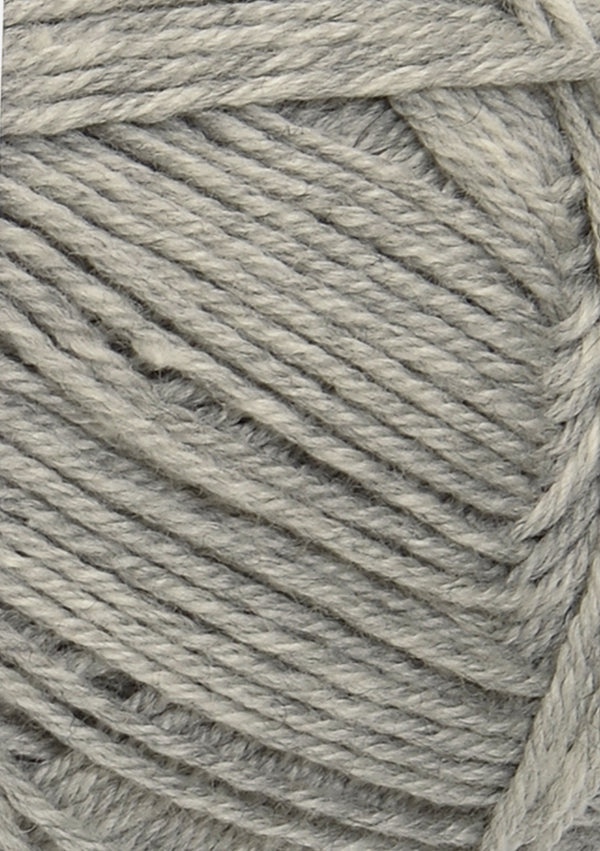 Nahaufnahme von Sandnes Garn Babyull Lanett 1032 Light Grey Mottled