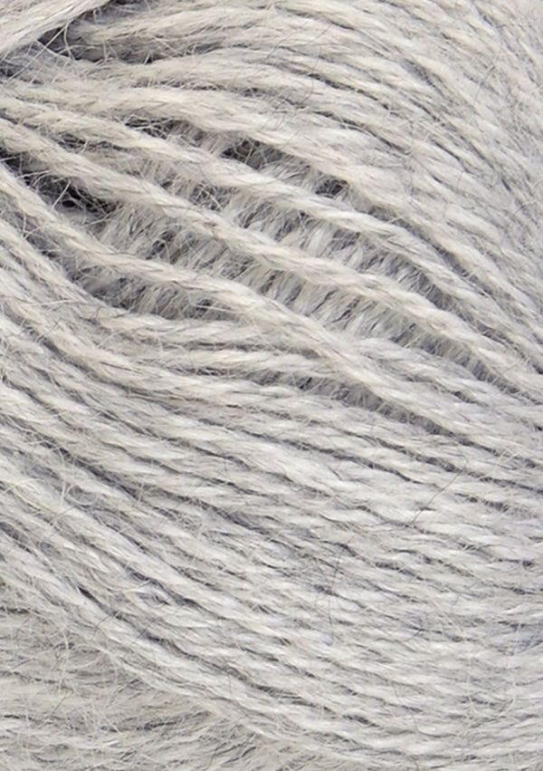 Nahaufnahme von Sandnes Garn Mini Alpakka 1032 Light Grey Mottled