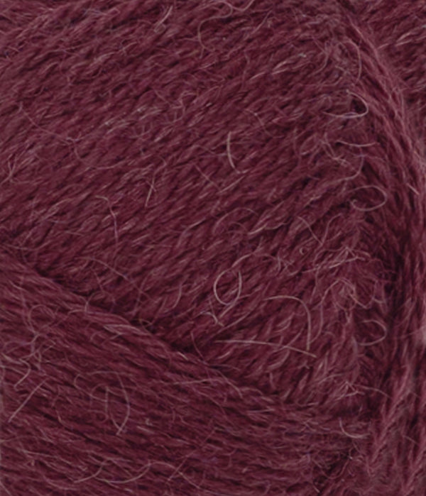 Nahaufnahme von Sandnes Garn Mini Alpakka 4372 Deep Burgundy