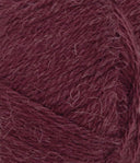 Nahaufnahme von Sandnes Garn Mini Alpakka 4372 Deep Burgundy