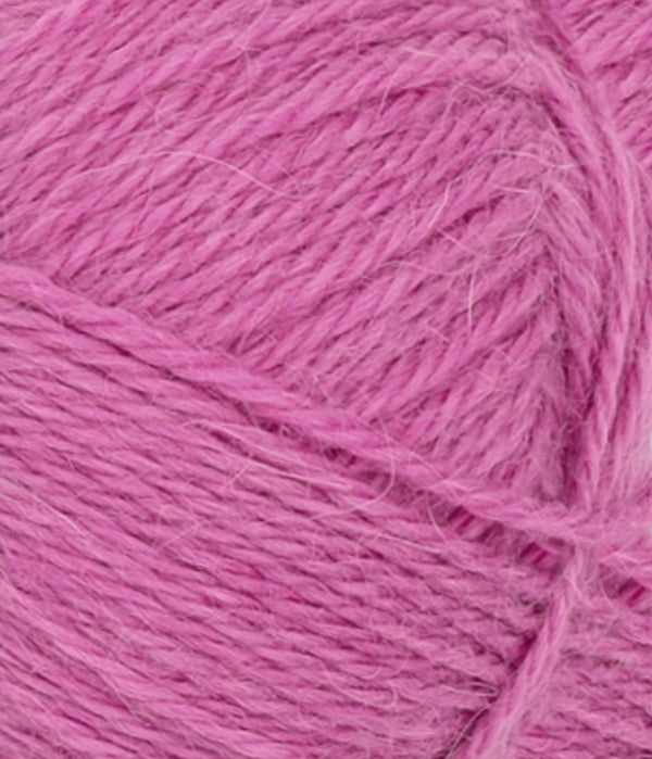Nahaufnahme von Sandnes Garn Mini Alpakka 4628 Magenta