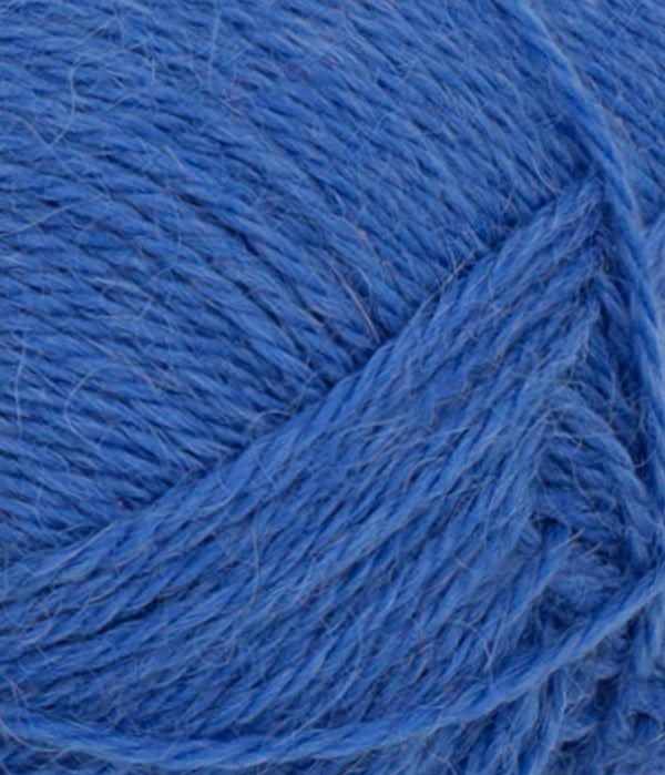 Nahaufnahme von Sandnes Garn Mini Alpakka 5845 Dazzling Blue