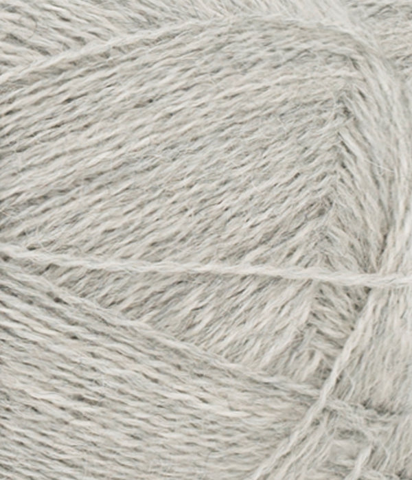 Nahaufnahme von Sandnes Garn Alpakka Følgetråd 1032 Light Grey Mottled