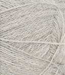 Nahaufnahme von Sandnes Garn Alpakka Følgetråd 1032 Light Grey Mottled