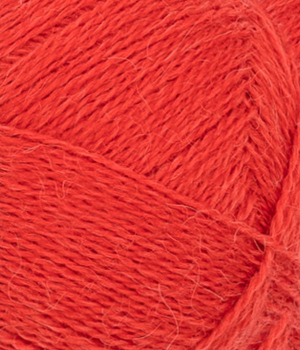 Nahaufnahme von Sandnes Garn Alpakka Følgetråd 4018 Scarlet Red