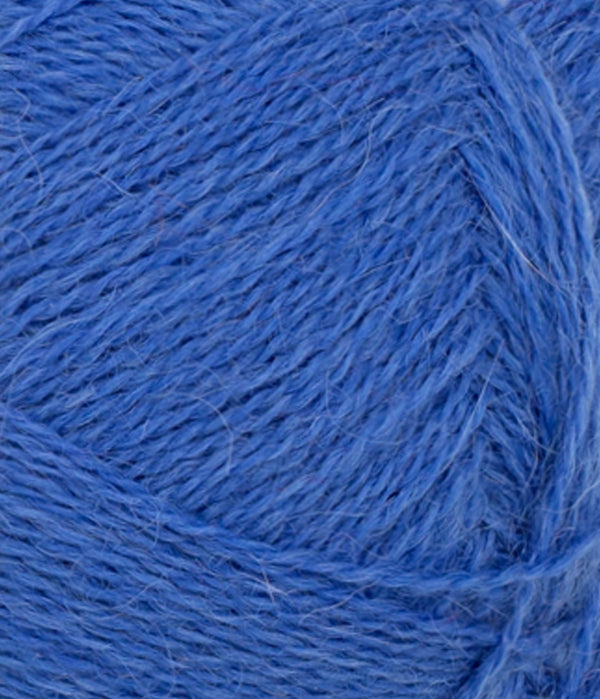 Nahaufnahme von Sandnes Garn Alpakka Følgetråd 5845 Dazzling Blue