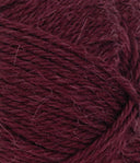 Nahaufnahme von Sandnes Garn Alpakka Ull 4372 Deep Burgundy