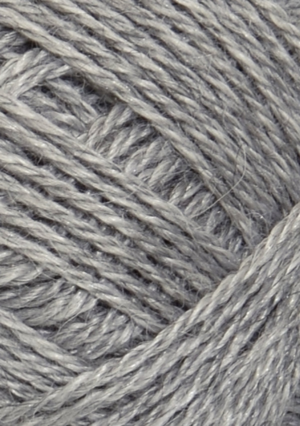 Nahaufnahme von Sandnes Garn Alpakka Silke 1042 Grey Mottled