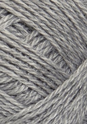 Nahaufnahme von Sandnes Garn Alpakka Silke 1042 Grey Mottled
