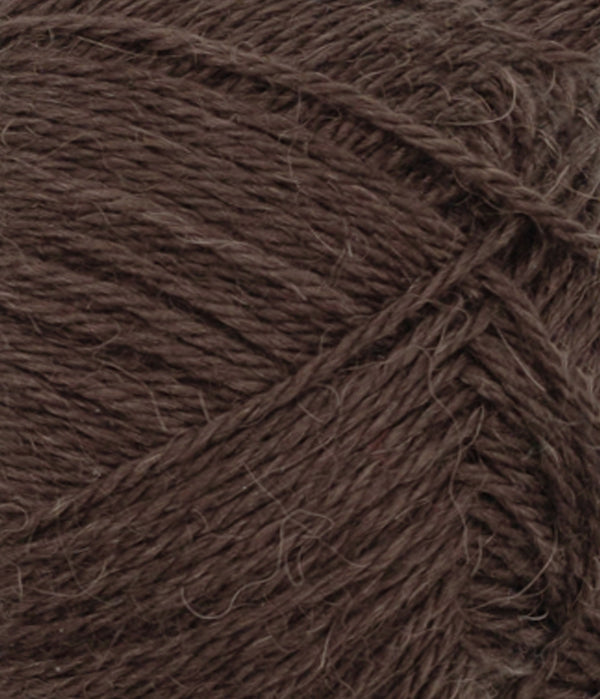 Nahaufnahme von Sandnes Garn Alpakka Silke 3591 Chocolate Plum