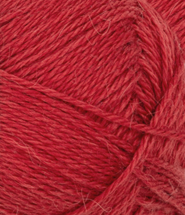 Nahaufnahme von Sandnes Garn Alpakka Silke 4135 Heritage Red