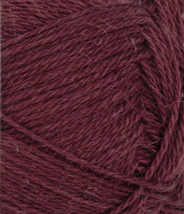 Nahaufnahme von Sandnes Garn Alpakka Silke 4372 Deep Burgundy