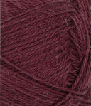 Nahaufnahme von Sandnes Garn Alpakka Silke 4372 Deep Burgundy