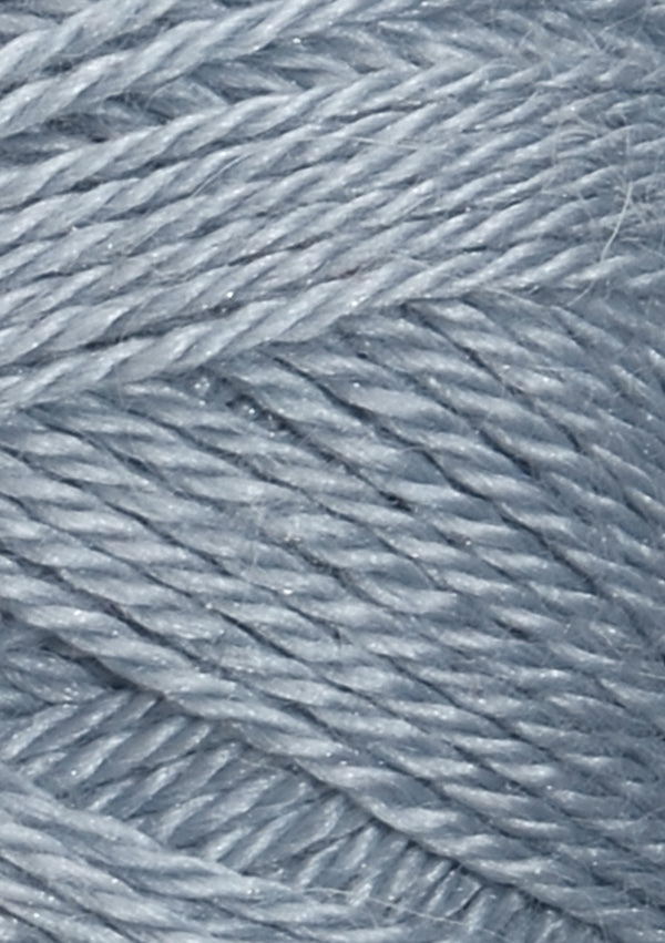Nahaufnahme von Sandnes Garn Alpakka Silke 6041 Dusty Blue