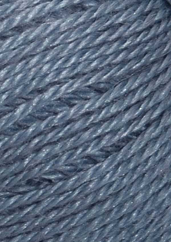 Nahaufnahme von Sandnes Garn Alpakka Silke 6052 Jeans