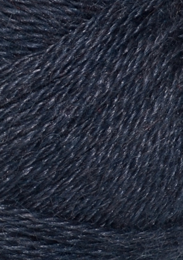 Nahaufnahme von Sandnes Garn Alpakka Silke 6081 Midnight Blue