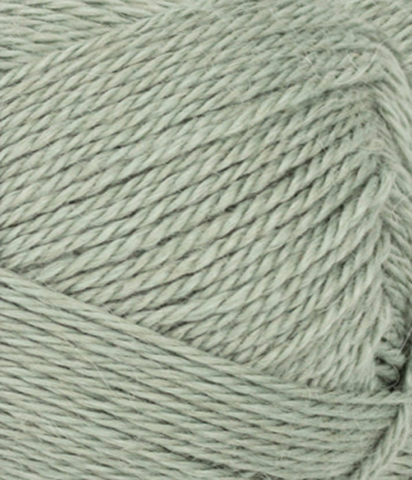 Nahaufnahme von Sandnes Garn Alpakka Silke 8521 Dusty Light Green