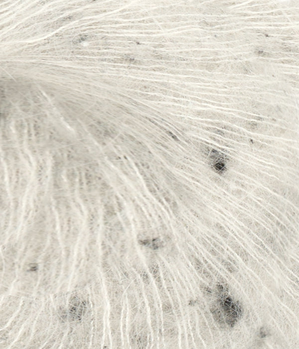 Nahaufnahme von Sandnes Garn Tynn Silk Mohair 1199 Salt n Pepper Tweed