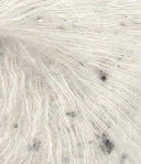 Nahaufnahme von Sandnes Garn Tynn Silk Mohair 1199 Salt n Pepper Tweed
