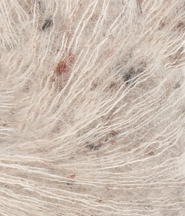 Nahaufnahme von Sandnes Garn Tynn Silk Mohair 2600 Greige Tweed