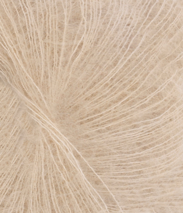 NahBaufnahme von Sandnes Garn Tynn Silk Mohair 2650 Beige Mottled