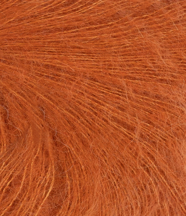 Nahaufnahme von Sandnes Garn Tynn Silk Mohair 2745 Cognac