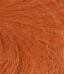 Nahaufnahme von Sandnes Garn Tynn Silk Mohair 2745 Cognac