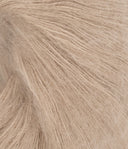 Nahaufnahme von Sandnes Garn Tynn Silk Mohair 3021 Light Beige