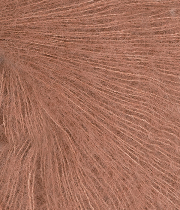 Nahaufnahme von Sandnes Garn Tynn Silk Mohair 3342 Mocha Mousse