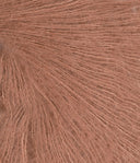 Nahaufnahme von Sandnes Garn Tynn Silk Mohair 3342 Mocha Mousse