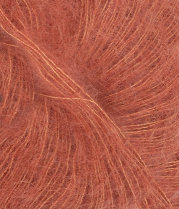 Nahaufnahme von Sandnes Garn Tynn Silk Mohair 3535 Light Copper Brown