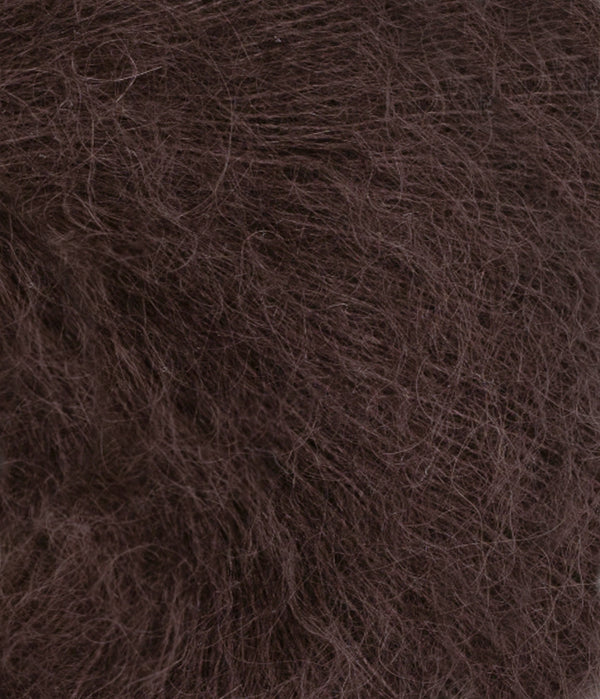 Nahaufnahme von Sandnes Garn Tynn Silk Mohair 3591 Chocolate Plum