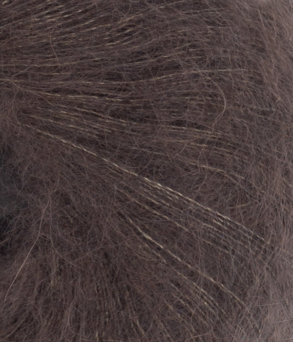 Nahaufnahme von Sandnes Garn Tynn Silk Mohair 3880 Dark Chocolate