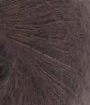 Nahaufnahme von Sandnes Garn Tynn Silk Mohair 3880 Dark Chocolate