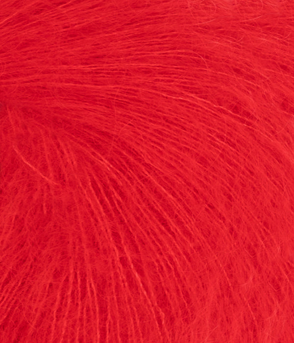 Nahaufnahme von Sandnes Garn Tynn Silk Mohair 4018 Scarlet Red