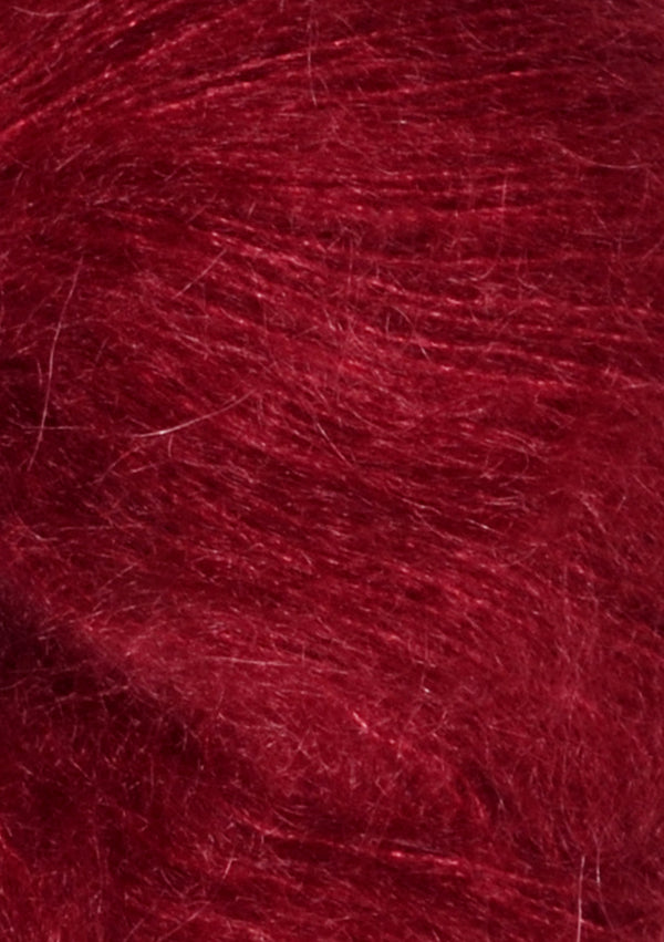 Nahaufnahme von Sandnes Garn Tynn Silk Mohair 4236 Deep Red