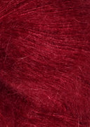 Nahaufnahme von Sandnes Garn Tynn Silk Mohair 4236 Deep Red