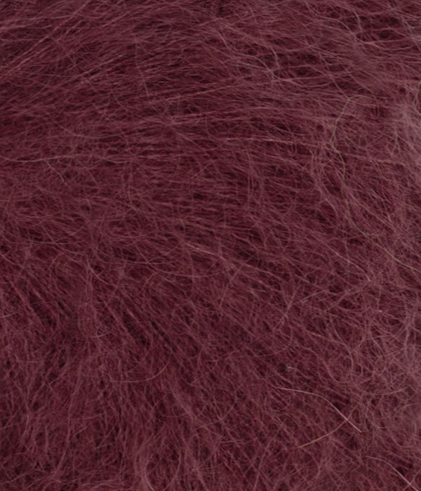Nahaufnahme von Sandnes Garn Tynn Silk Mohair 4372 Deep Burgundy