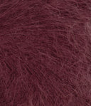 Nahaufnahme von Sandnes Garn Tynn Silk Mohair 4372 Deep Burgundy