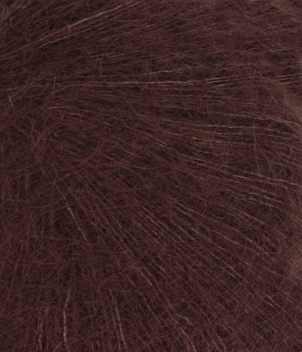 Nahaufnahme von Sandnes Garn Tynn Silk Mohair 4381 Dark Fudge