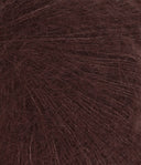 Nahaufnahme von Sandnes Garn Tynn Silk Mohair 4381 Dark Fudge