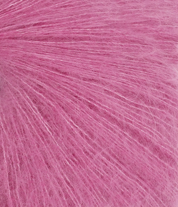 Nahaufnahme von Sandnes Garn Tynn Silk Mohair 4626 Shocking Pink