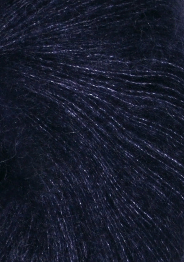 Nahaufnahme von Sandnes Garn Tynn Silk Mohair 5581 Deep Navy