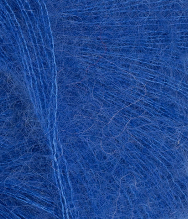 Nahaufnahme von Sandnes Garn Tynn Silk Mohair 5845 Dazzling Blue